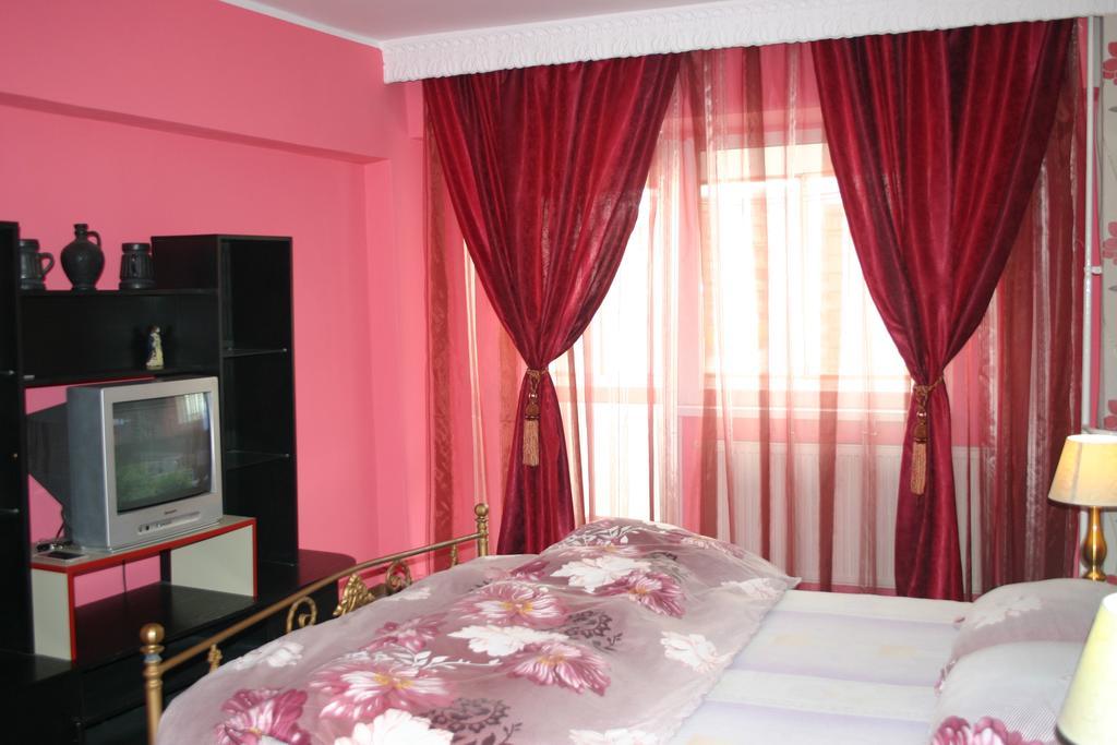 Salonul Rosu Apartment Bacau Luaran gambar